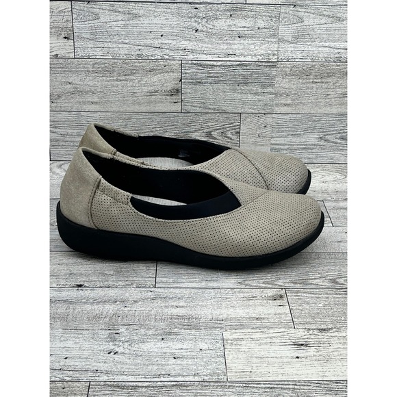Clarks Cloudsteppers Beige Perforated Slip On Flats Women's Size 6 Comfort Shoes - Picture 3 of 10